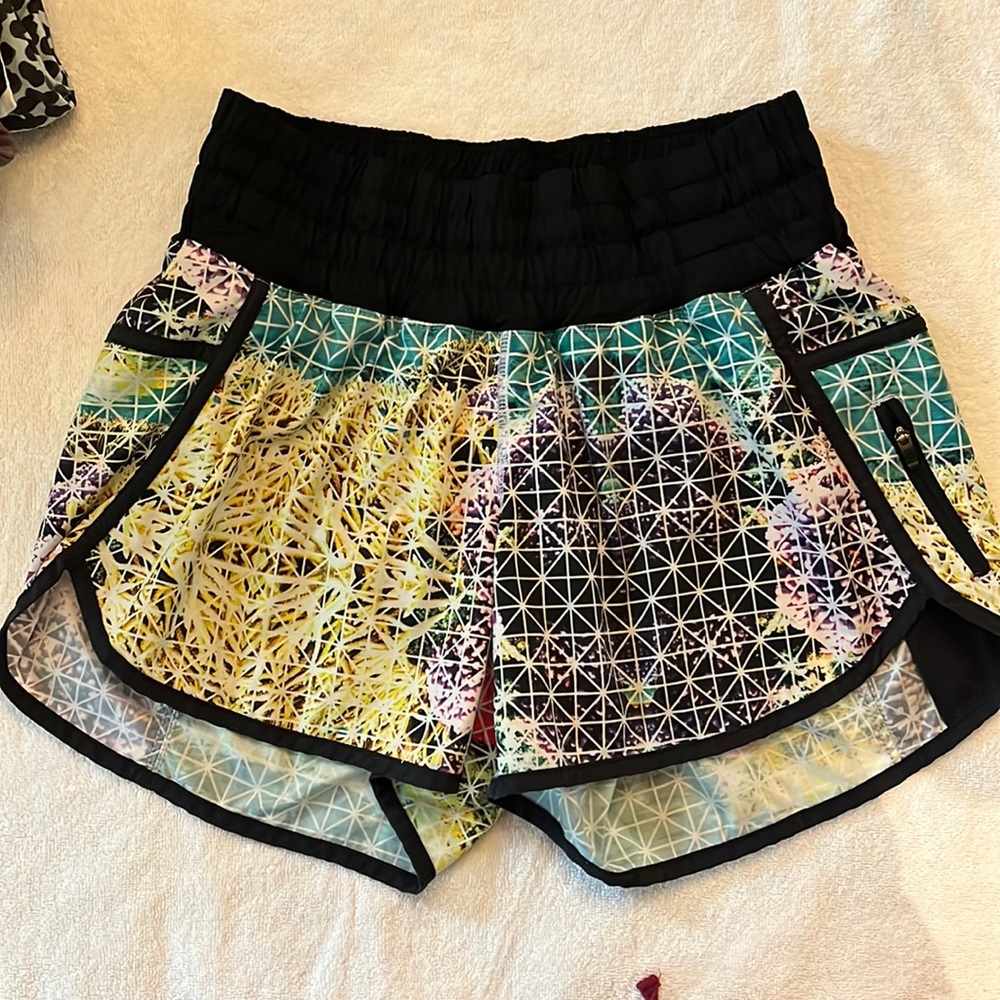 Lululemon Tracker Shorts size 8 Great Reef Print
